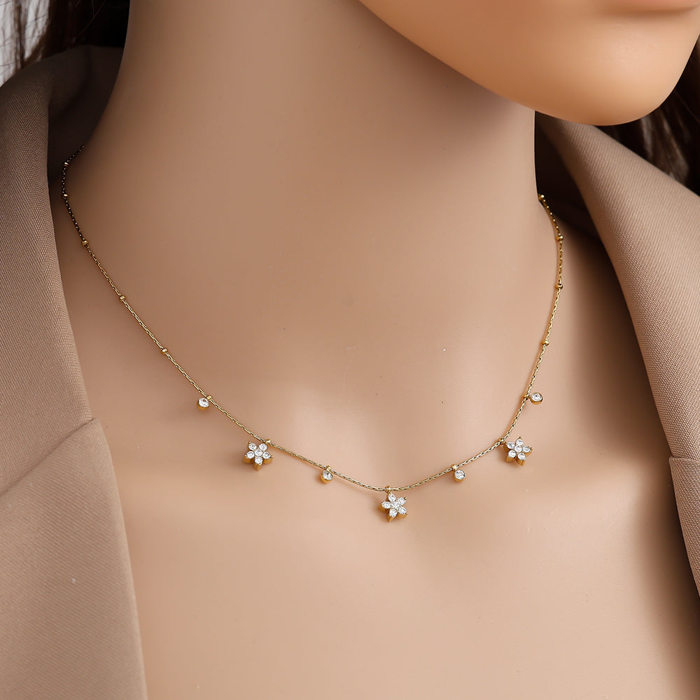 Edelstahlhalskette in gold mit Blumenanhänger und Zirkon-Steinen, 40+5cm lang.