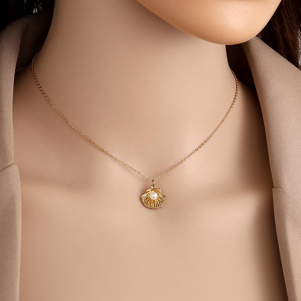 Edelstahlkette mit Muschelanhänger und künstlicher Perle in gold, 38+5cm lang.