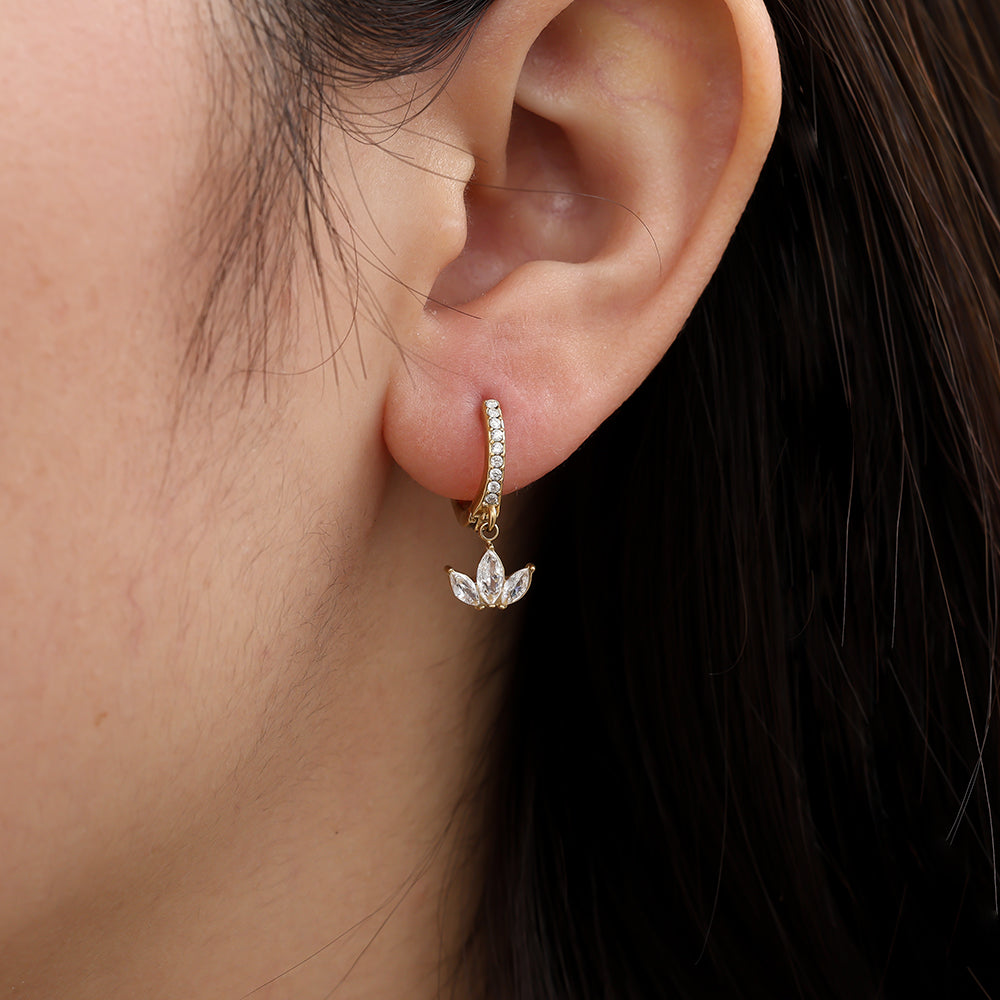 Edelstahlohrringe in gold mit Blattanhänger und Zirkon-Steinen, 2,2cm lang.