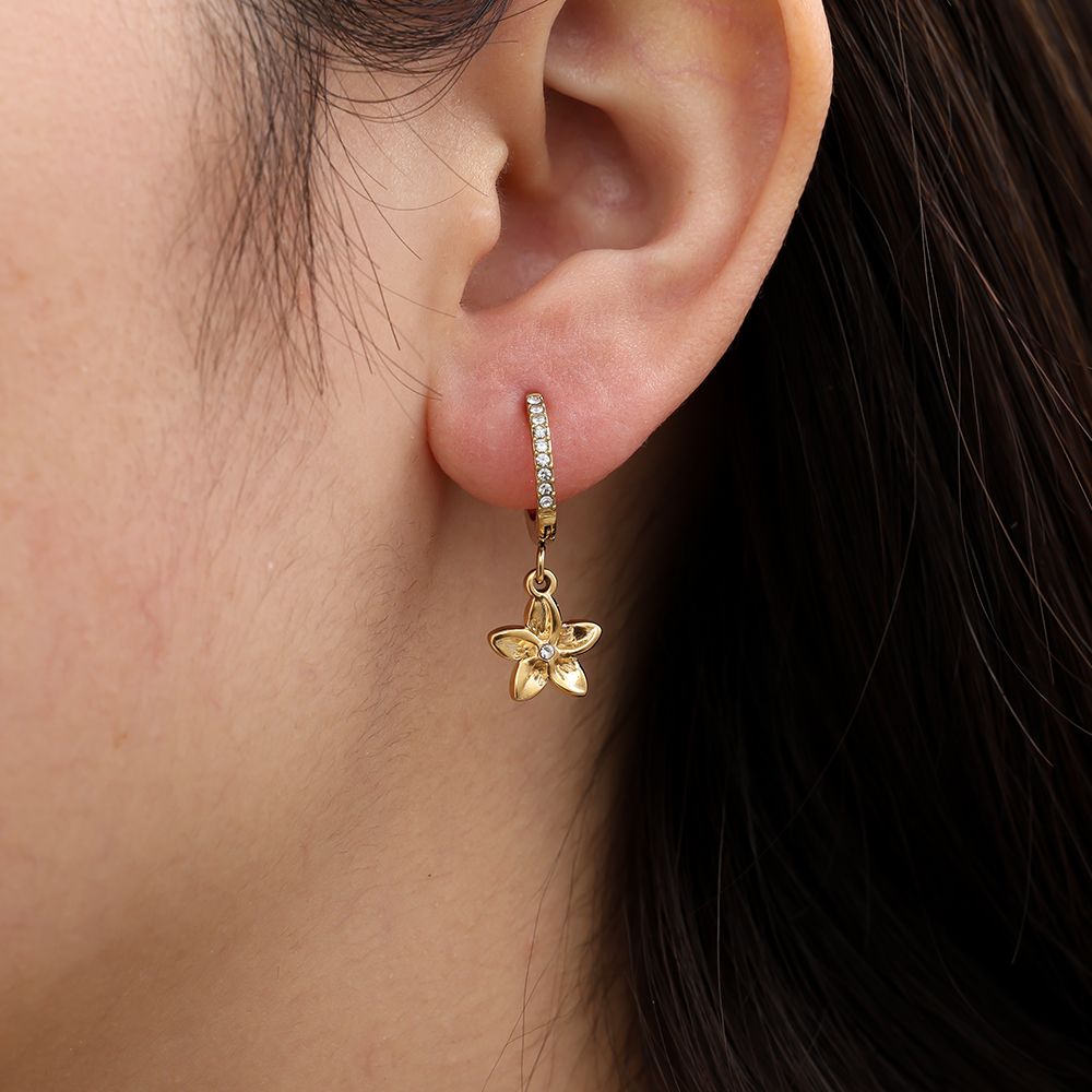 Edelstahlohrringe in gold mit Blumenanhänger und Zirkon-Steinen, 2,3cm lang.