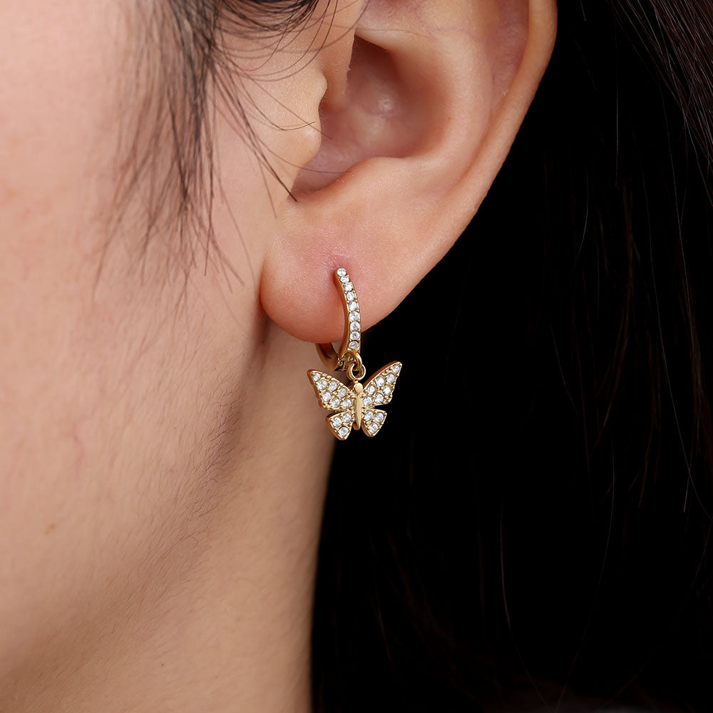 Edelstahlohrringe in gold mit Schmetterlinganhänger und Zirkon-Steinen, 2,3cm lang.