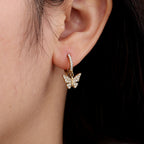 Edelstahlohrringe in gold mit Schmetterlinganhänger und Zirkon-Steinen, 2,3cm lang.