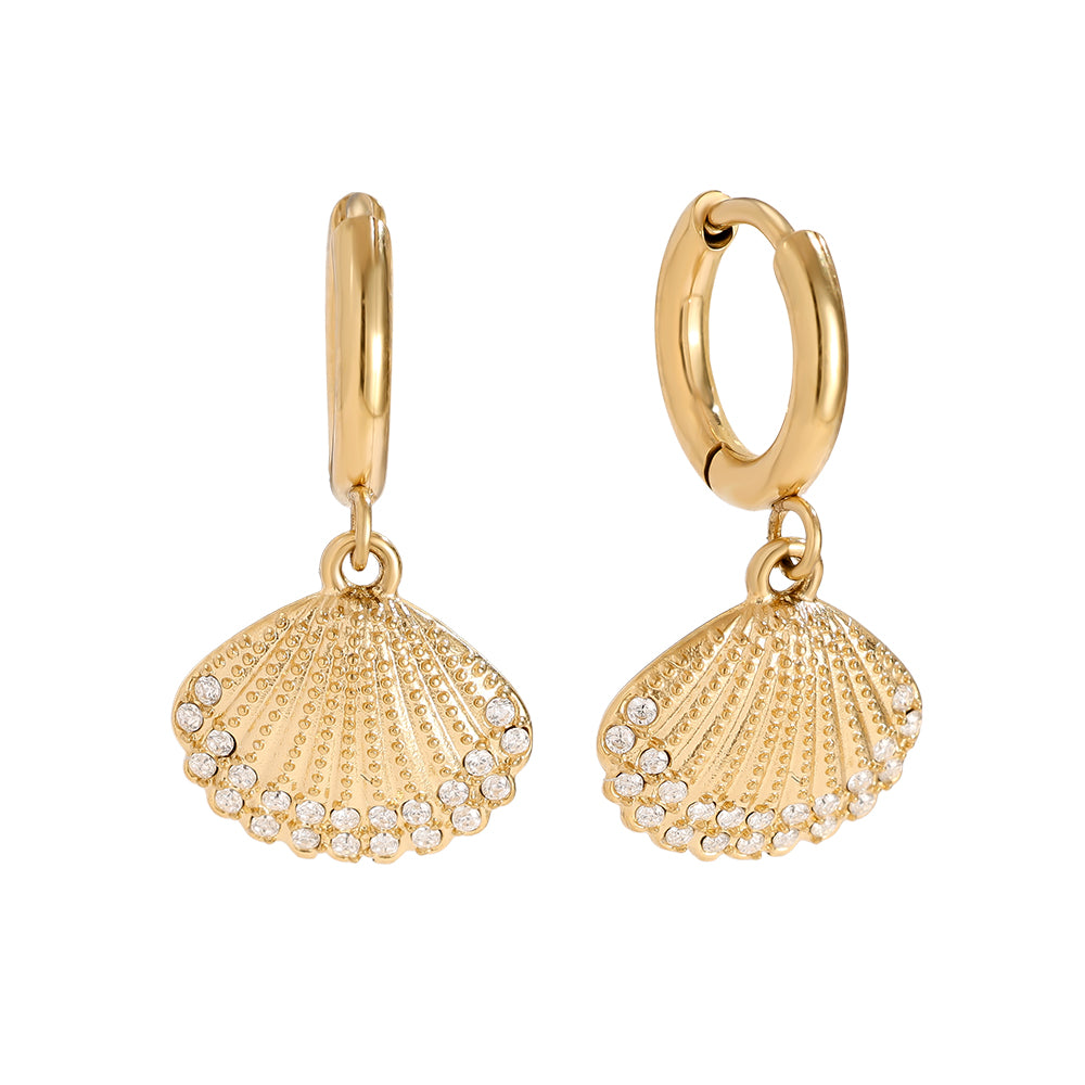 Edelstahlohrringe in gold mit Muschelganhänger und Zirkon-Steinen, 2,4cm lang.