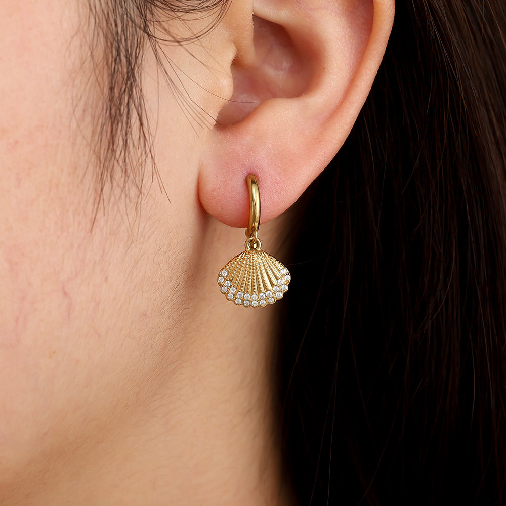 Edelstahlohrringe in gold mit Muschelganhänger und Zirkon-Steinen, 2,4cm lang.