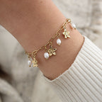 Edelstahlarmband in gold mit Blumenanhänger und künstlichen Perlenanhänger, 16+3cm lang.