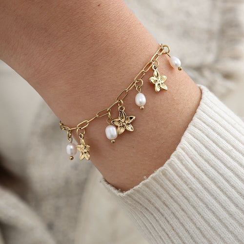 Edelstahlarmband in gold mit Blumenanhänger und künstlichen Perlenanhänger, 16+3cm lang.