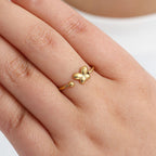 Edelstahlring mit Schmetterling in gold, größenverstellbar.