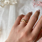 Edelstahlring Überkreuztes Design in gold, größenverstellbar.