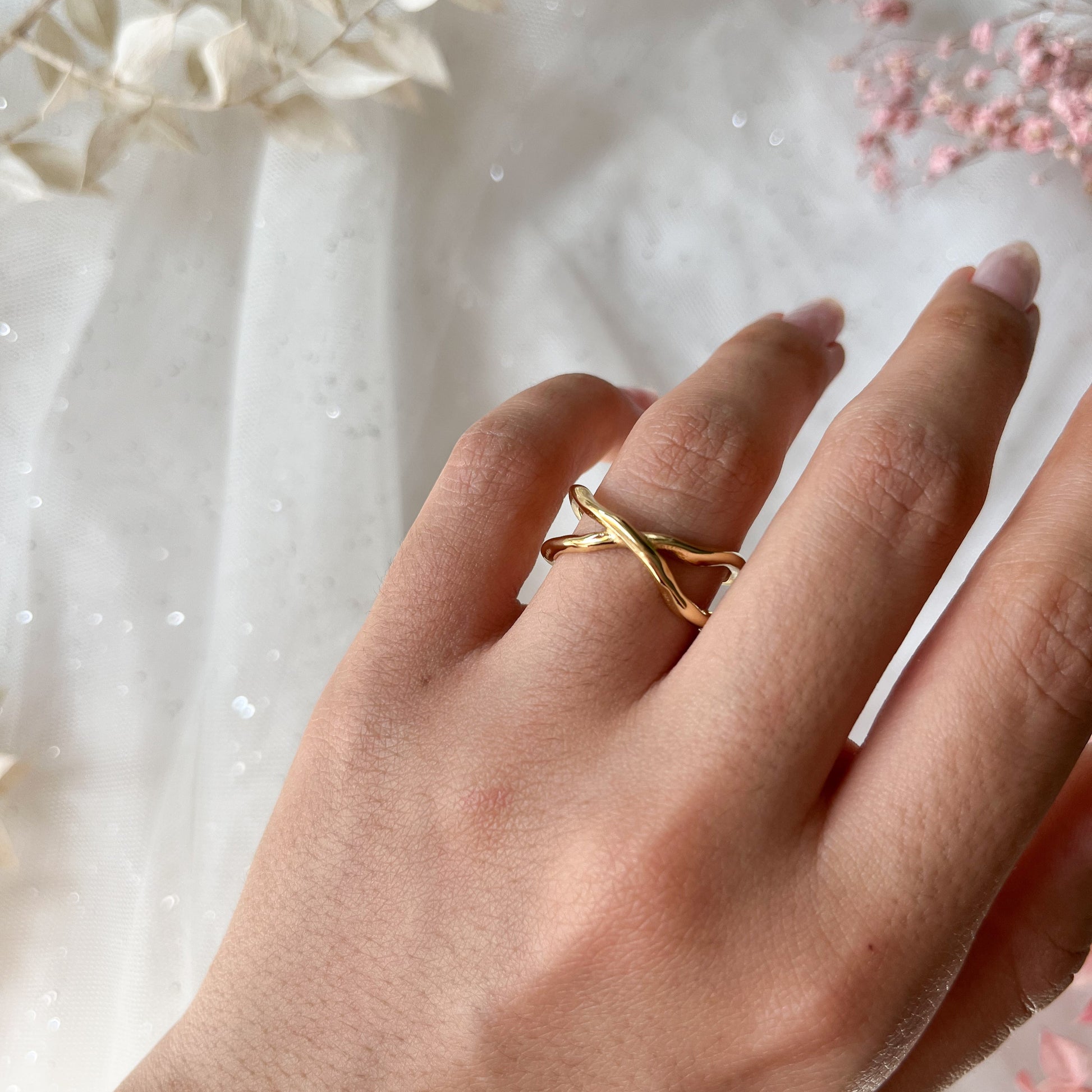 Edelstahlring Überkreuztes Design in gold, größenverstellbar.