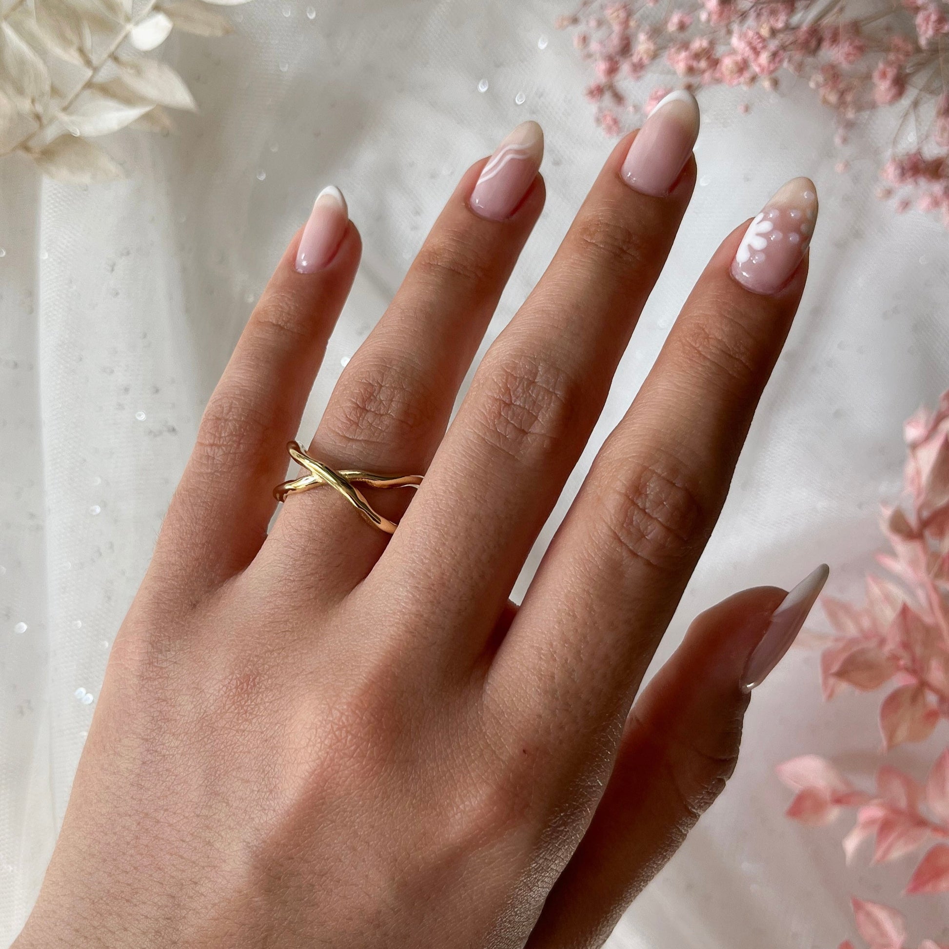 Edelstahlring Überkreuztes Design in gold, größenverstellbar.