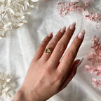 Edelstahlring in gold mit Blume und Zirkon-Stein, größenverstellbar.