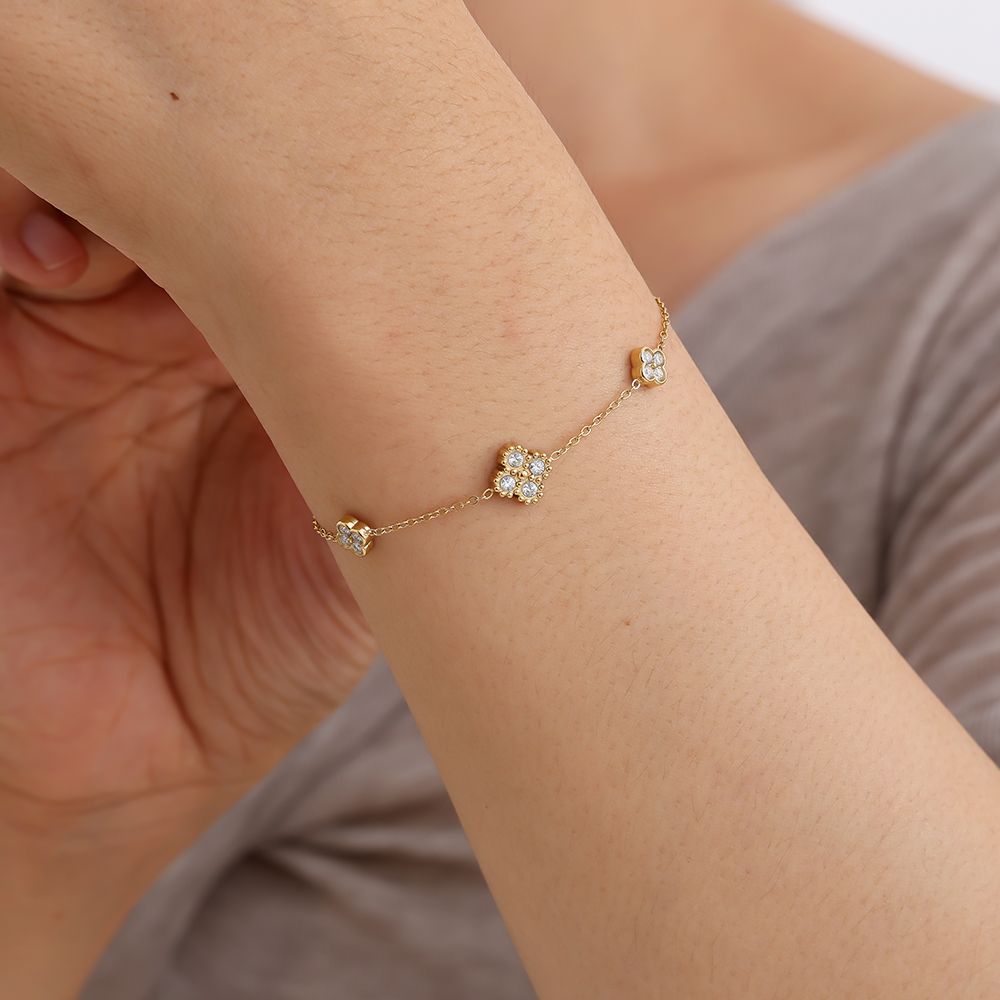 Goldenes Armband mit kleinen blütenförmigen, zirkonia-besetzten Elementen – 14K vergoldet.