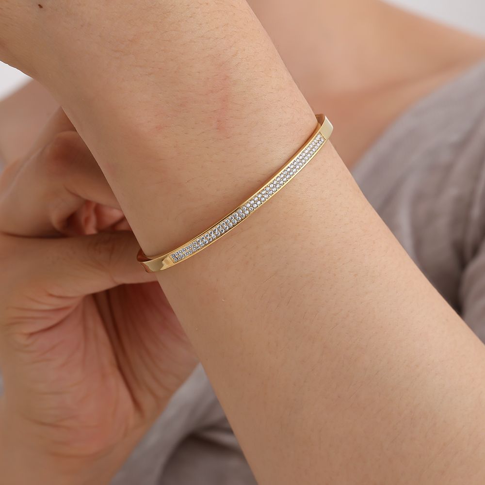 Schlanker goldener Armreif mit feiner Zirkonia-Linie – 14K vergoldeter Edelstahl.