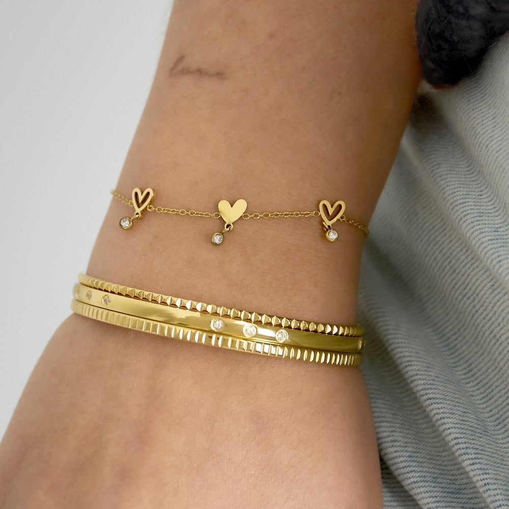 Goldene Edelstahl Halskette mit rotem Herzanhänger und feinen Charms – 14K vergoldet, wasserfest und elegant von Elariya Jewelry.