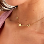 Vergoldete Edelstahl Halskette mit filigranen Kleeblatt-Anhängern – zarter, wasserfester Schmuck von Elariya Jewelry.