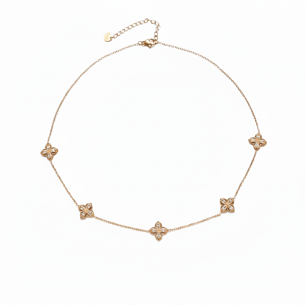 Feine goldfarbene Halskette mit fünf filigranen Blumenanhängern – elegantes, feminines Schmuckdesign.