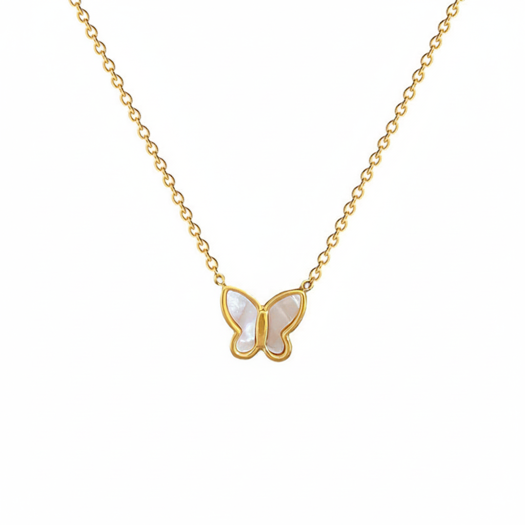 Feine vergoldete Kette mit zartem Schmetterlingsanhänger aus Perlmutt – elegantes, filigranes Schmuckstück für den Alltag.