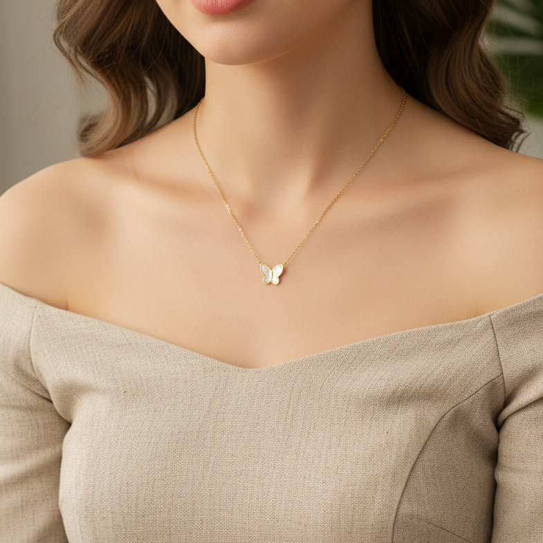 Feine vergoldete Kette mit zartem Schmetterlingsanhänger aus Perlmutt – elegantes, filigranes Schmuckstück für den Alltag.