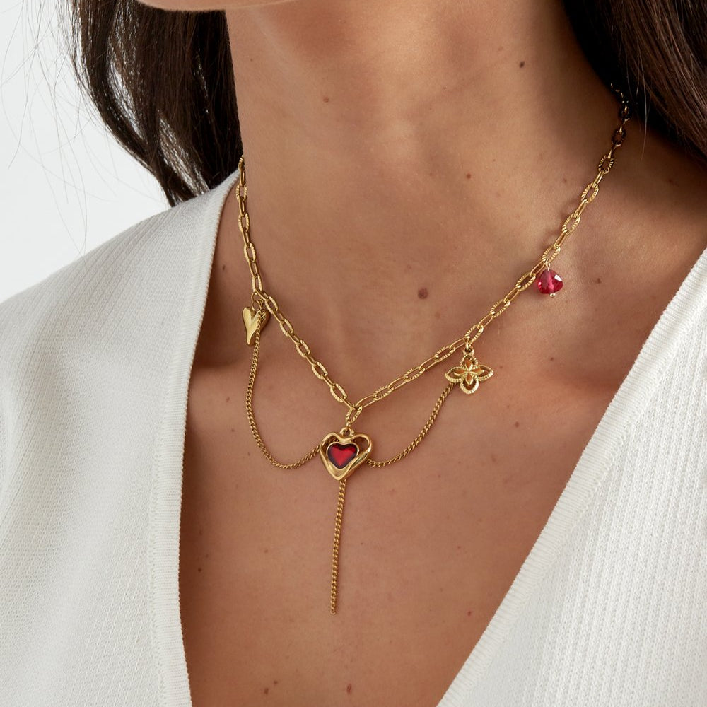 Edelstahl Armband mit vergoldeten Herzanhängern und funkelnden Zirkonia-Steinen – wasserfestes, nickelfreies Armband von Elariya Jewelry.