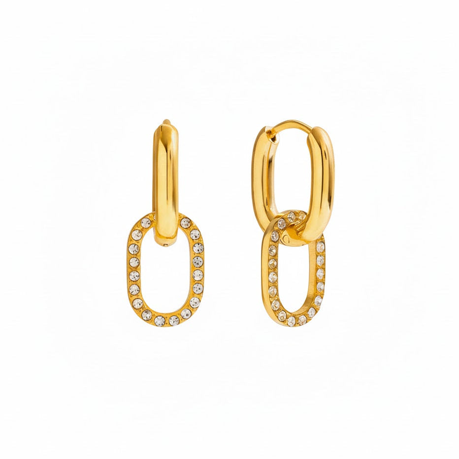 Goldene 18K vergoldete Hängeohrringe mit funkelnden Zirkonia-Gliedern – modernes Statement-Design.