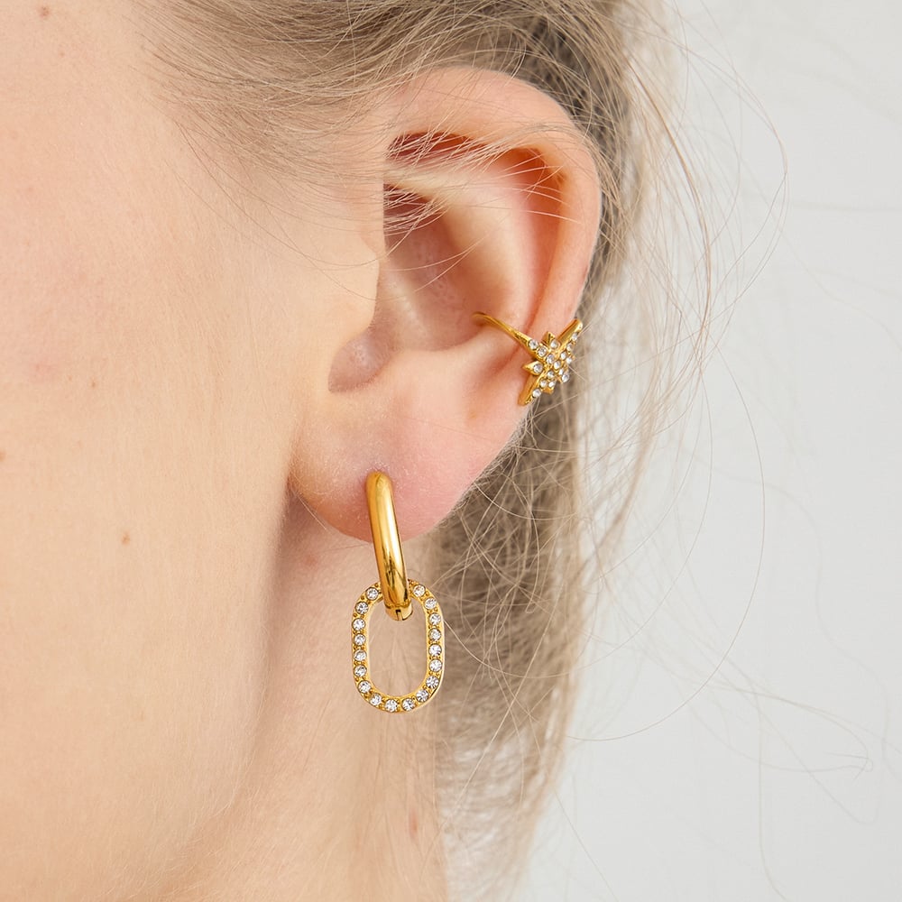 Goldene 18K vergoldete Hängeohrringe mit funkelnden Zirkonia-Gliedern – modernes Statement-Design.