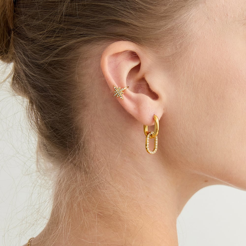 Goldene 18K vergoldete Hängeohrringe mit funkelnden Zirkonia-Gliedern – modernes Statement-Design.