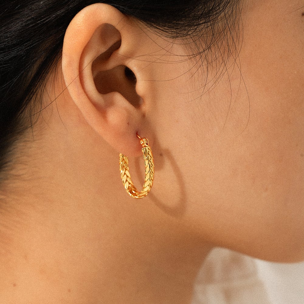 18K vergoldete Creolen mit geflochtenem Design – glänzende goldene Hoops aus Edelstahl.