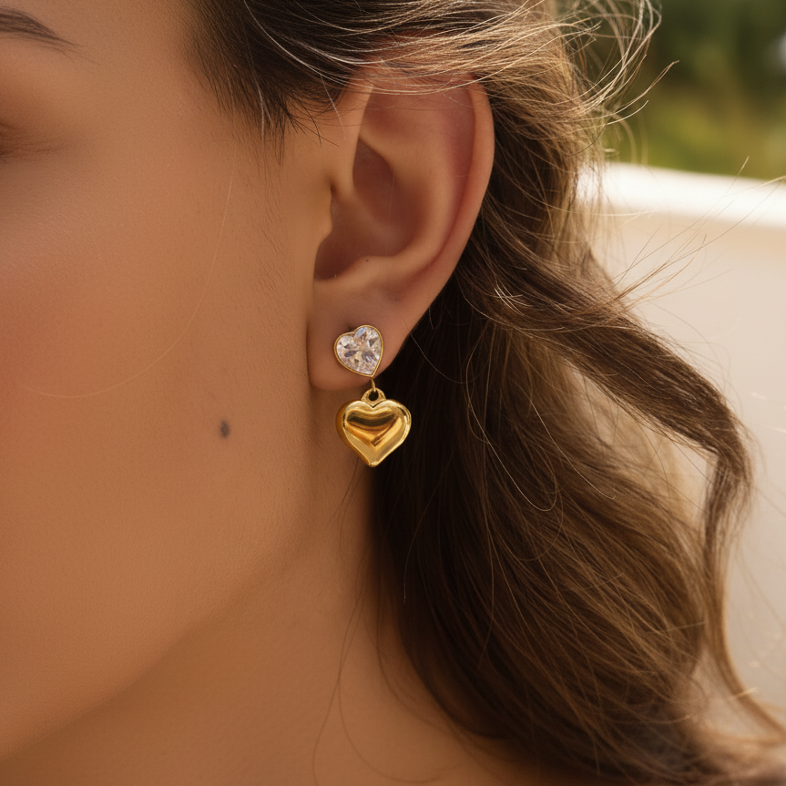 Goldene Herz-Ohrringe mit funkelndem Zirkonia und glänzendem Herzanhänger – 18K vergoldet, romantisch und wasserfest.