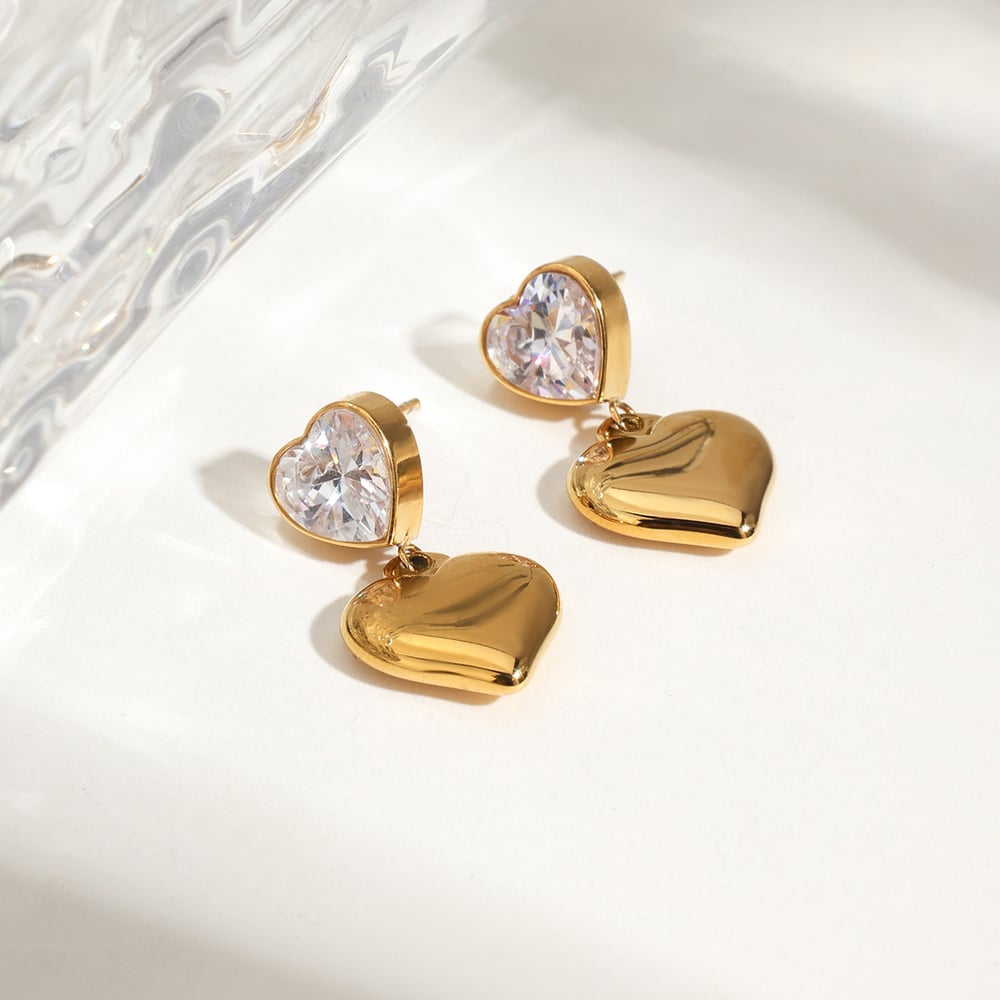 Goldene Herz-Ohrringe mit funkelndem Zirkonia und glänzendem Herzanhänger – 18K vergoldet, romantisch und wasserfest.