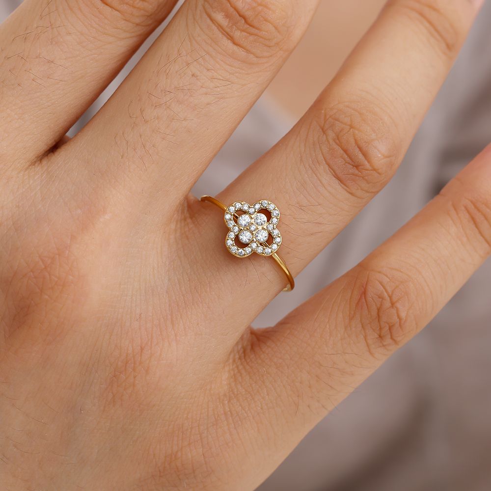 Goldener Blumenring mit Zirkonia verziert – feines 14K vergoldetes Design.